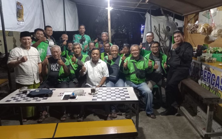 Anggota DPRD Jawa Timur, Dr. H. Samwil, menggelar kegiatan sosial berupa pembagian bingkisan kepada para pengemudi ojek online (ojol) di Kabupaten Gresik, Jumat (5/9) malam.