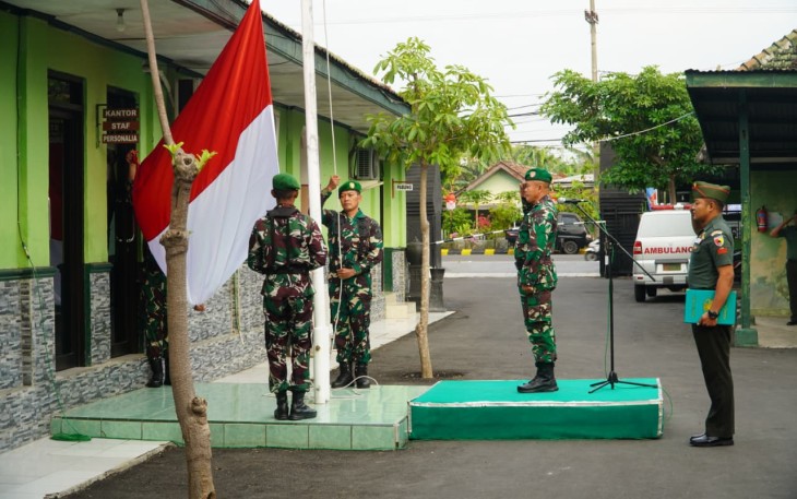 Kasdim 0803/Madiun Pimpin Upacara Bendera di Halaman Makodim