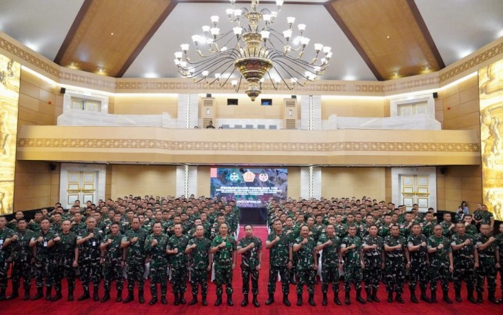 Panglima TNI Jenderal TNI Agus Subiyanto memberikan pengarahan kepada personel purna tugas kontingen Latihan Bersama (Latma) Pertempuran Kota (Purkota) TNI gelombang I