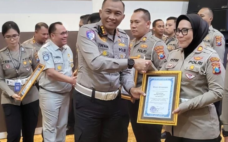 Dirlantas Polda Jatim Kombes Pol Iwan Saktiadi memberikan penghargaan Kasatlantas Polres Sumenep AKP Ninit Titis Dewiyani, Rabu (10/9)