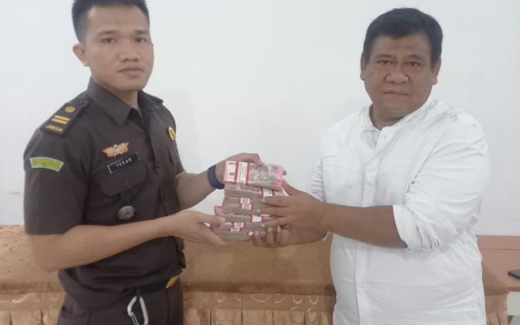 Caption : Sunarto, alah satu tersangka dalam kasus korupsi proyek pembangunan Masjid Agung Madaniyah Karanganyar, saat menyerahkan uang pengganti sebesar Rp100 juta kepada pihak Kejari Karanganyar, Rabu (17/9/2025). Foto : Istimewa