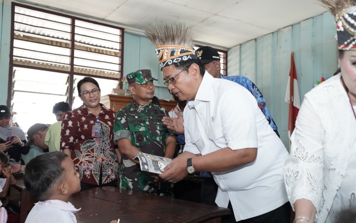 Wamentrans Viva Yoga Tinjau SD Transmigran di Manokwari 