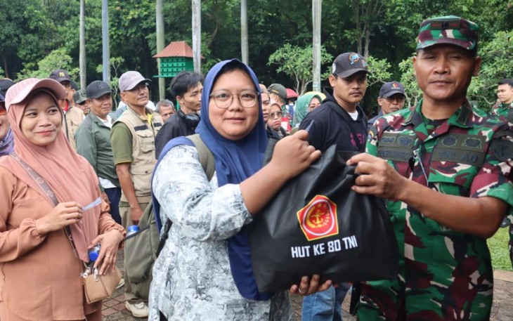 TNI Bagikan 15 Ribu Paket Sembako untuk Masyarakat di Monas