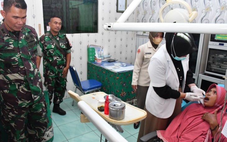 Dandim 0802/Ponorogo Letkol Inf Dwi Soerjono meninjau baksos kesehatan masyarakat, Minggu (21/9)
