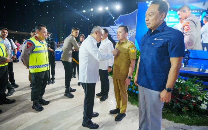 Penjabat (Pj) Gubernur Papua Agus Fatoni kembali menerima penghargaan berupa pin emas dari Kapolri Jenderal Listyo Sigit Prabowo