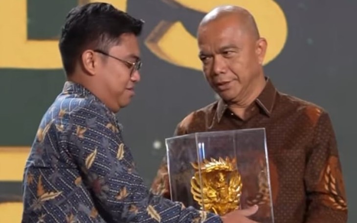 Jamintel Reda Manthovani menerima penghargaan khusus sebagai Tokoh Adyaksa Peduli Lingkungan