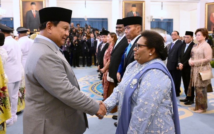 Presiden Prabowo memberikan ucapan selamat usai melantik Wamendagri Ribka Haluk menjabat Komite Eksekutif Percepatan Pembangunan Papua, di Jakarta 