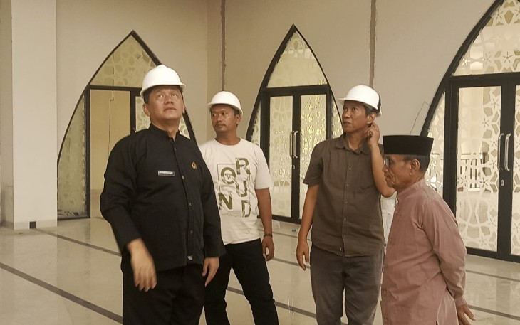 Kadisrumkim Depok Dadan Rustandi (kiri) saat meninjau progres pengerjaan tahap 2 Masjid Jami Asy-Syahid Jatijajar, Kamis (9/10)
