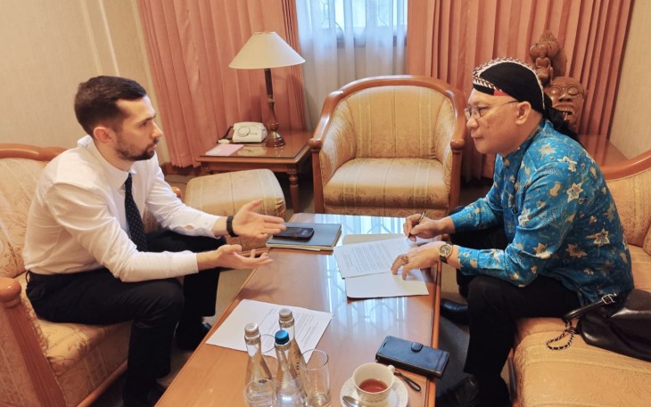 Pejabat Kedubes Rusia, Mr. Alexander Tumaykin (kiri) berdiskusi dengan Wilson Lalengke terkait seminar online internasional.