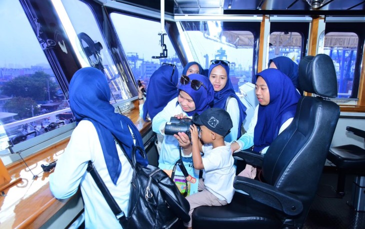 Anak TK Alam Layung Indah dianjungan KRI RJW-992