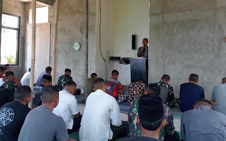 Salat Jum'at berjamaah di Masjid Nur Huda Lingkungan Tenggarong, Dusun Krajan