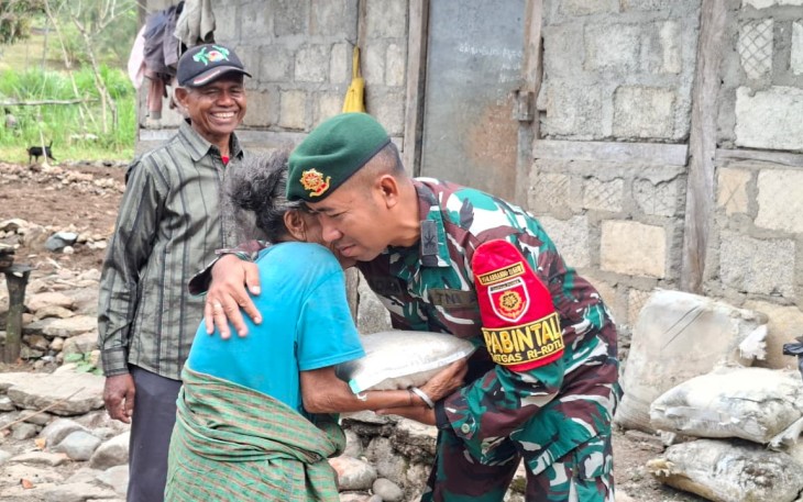 Jum'at Berkah Satgas Pamtas Yonarhanud 2 Kostrad di Desa Eban