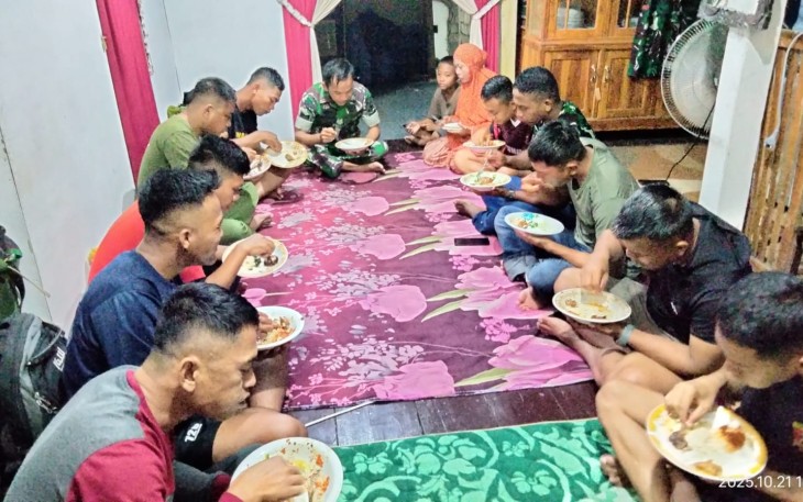 Makan bersama orang tua asuh di lokasi TMMD Kodim Takalar 