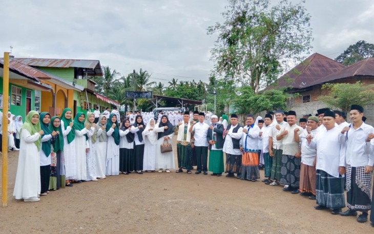 Usai Acara Wisuuda Ketua yayasan, Umar Halomoan daulay M. Pd, photo bersama dengan para tamu undangan beserta pengurus yayasan