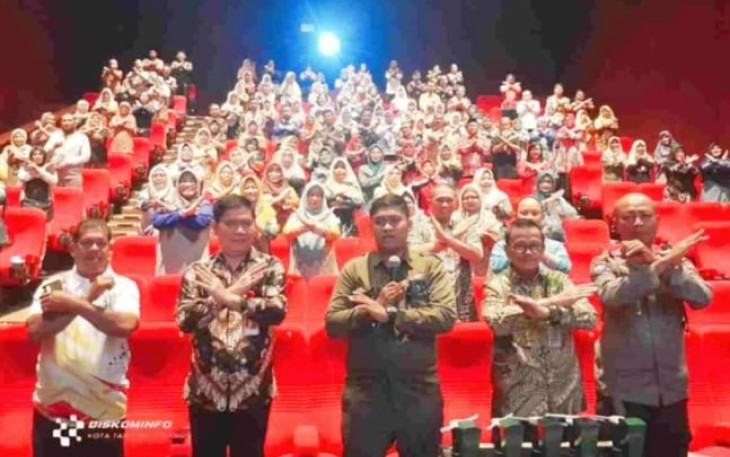 Wakil Wali Kota Tanjungpinang Raja Ariza bersama istri, Handayani Raja Ariza, menghadiri kegiatan Sosialisasi Penguatan Pendidikan Karakter yang dirangkaikan dengan pemutaran film “Cyberbullying” di Bioskop XXI Tanjungpinang City Center (TCC), Kamis (23/10/2025)