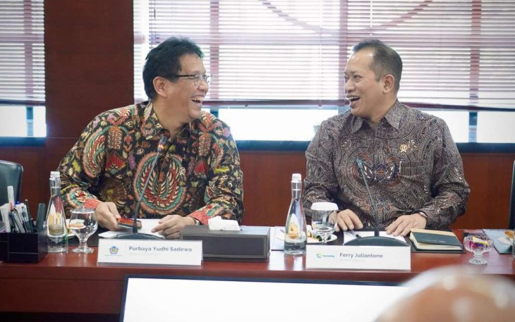 Menkeu Purbaya Yudhi Sadewa bersama Menkop Ferry Juliantono di Jakarta, Kamis (23/10)