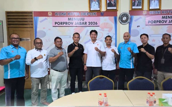 Ketua KONI Kota Depok, Herry Suprianto foto bersama jajaran KONI Banten di Depok