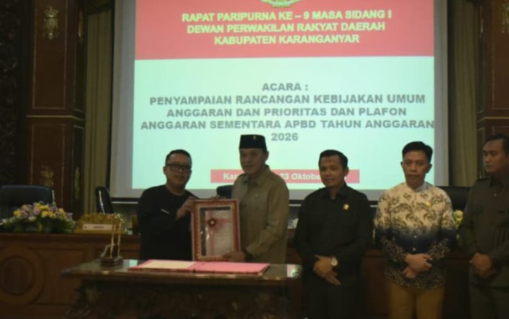 Serah terima berita acara rapat paripurna ke-8 dan ke-9 DPRD Karanganyar