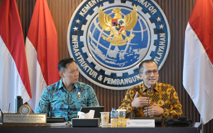 Mentrans Iftitah Sulaiman memberikan pemaparan dalam pertemuan dengan gubernur Papua, di Jakarta