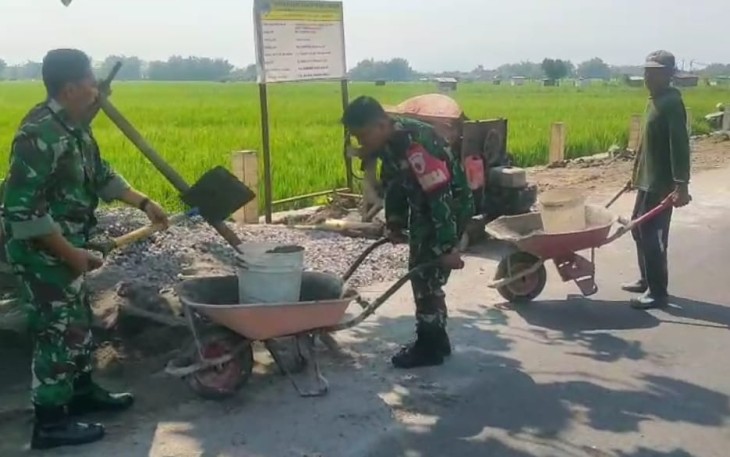 Gotong royong pengecoran jalan desa binaan 