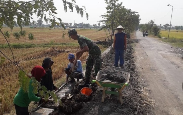 Pembersihan lingkungan di wilayah desa binaan 