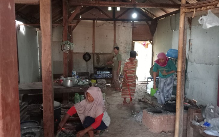 Dapur warga menyiapkan masakan satgas TMMD 126  