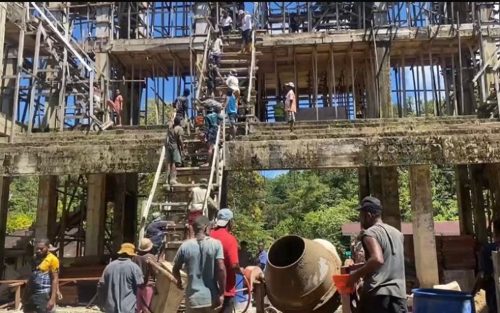 Satgas Pamtas RI-PNG Yonif 763/SBA Bersama Warga Bangun Gereja di Kampung Kokas