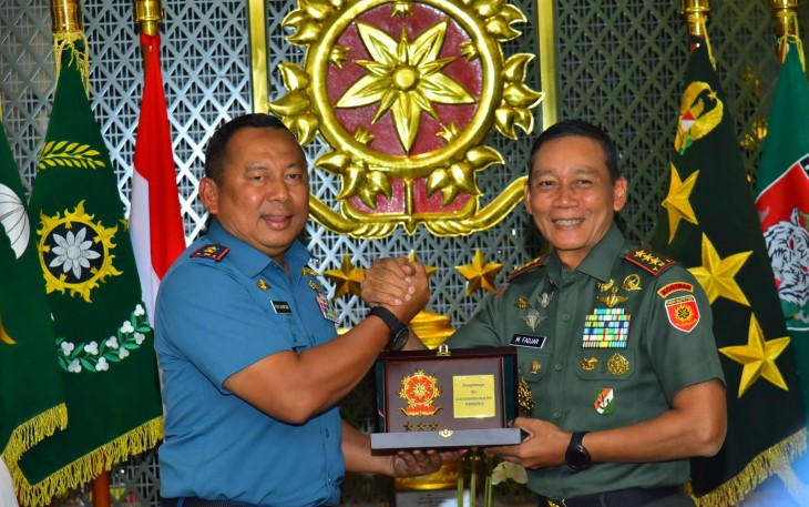 Pangkostrad Letjen TNI Mohammad Fadjar menerima cenderamata Pangkolinlamil di Makostrad, Jakarta, Kamis (30/10)