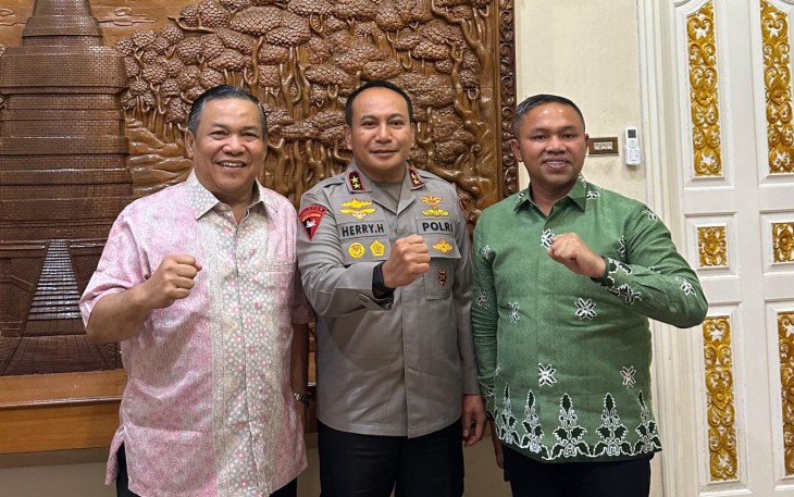 Gubernur Riau foto bersama