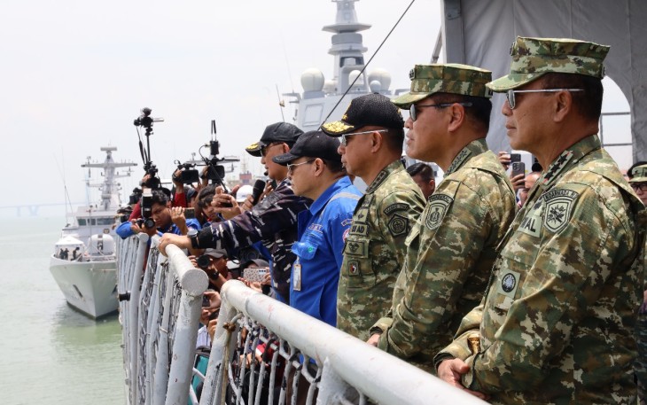 Kepala Staf Angkatan Laut (Kasal) Laksamana TNI Dr. Muhammad Ali mendampingi Menteri Pertahanan Republik Indonesia (Menhan RI) Sjafrie Sjamsoeddin menyaksikan langsung peluncuran dan uji coba penembakan torpedo Kapal Selam Otonomous (KSOT) di Koarmada II, Surabaya, Kamis (30/10/2025). 