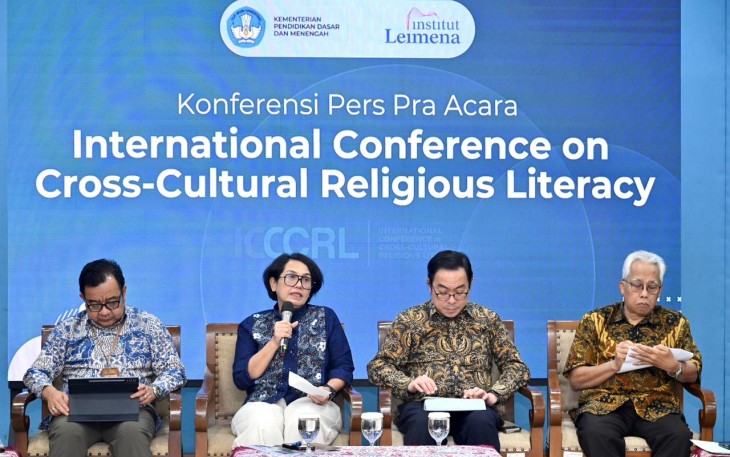Sekjen Kemendikdasmen Suharti memberikan keterangan pers