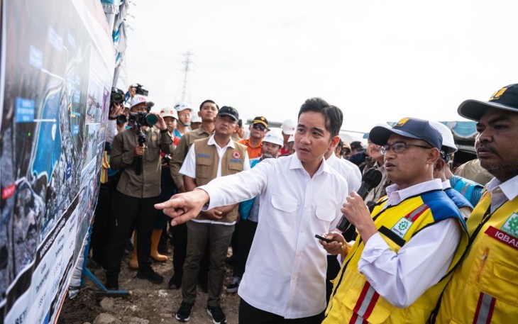 Wakil Presiden RI Gibran Rakabuming (tiga kanan) bersama Deputi 3 BNPB Mayjen TNI Budi Irawan (rompi cokelat) menyimak paparan pembenahan outlet kolam retensi Terboyo sebagai penampungan banjir, Kecamatan Kaligawe, Kota Semarang, Jawa Tengah, Minggu (2/11).