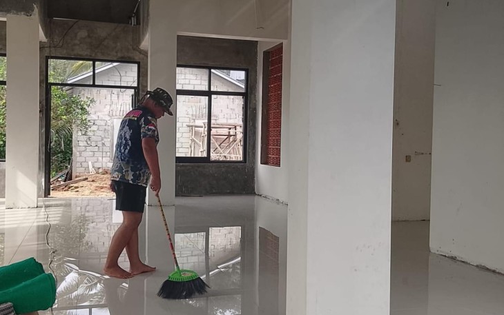 Pemasangan keramik mushola selesai