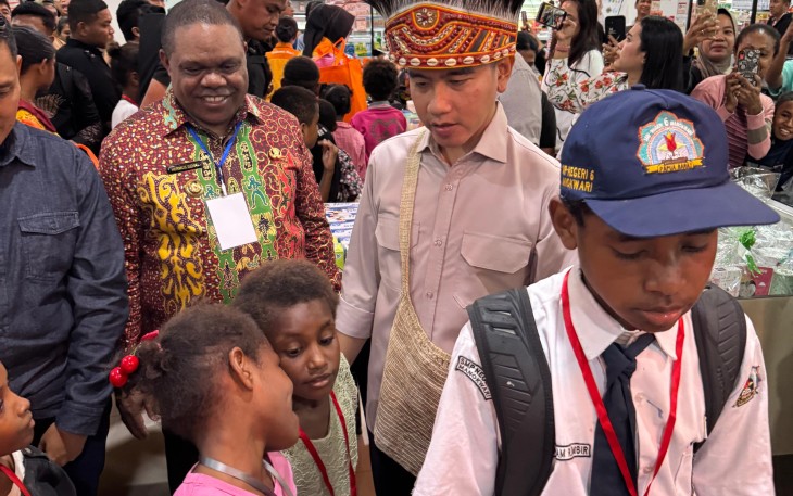 Wakil Presiden (Wapres) Gibran Rakabuming menutup rangkaian kunjungan kerja hari pertamanya di Manokwari, Papua Barat, dengan kegiatan belanja bersama anak yatim di Toko Kalawai, Senin malam (04/11/2025)