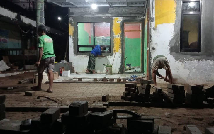 Pemasangan paving block halaman Polindes 