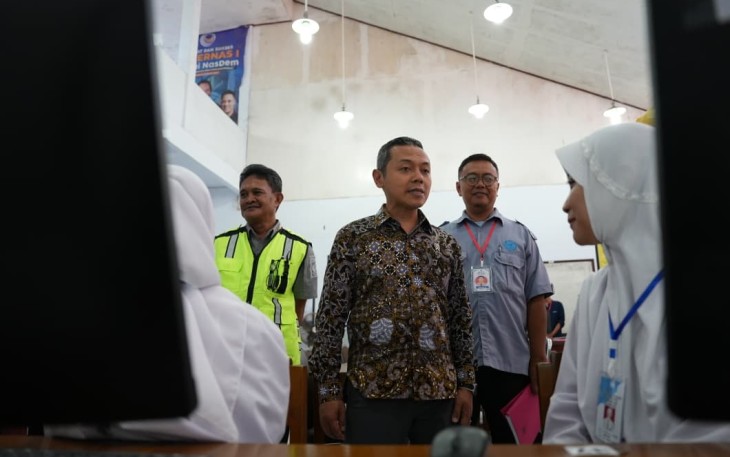 Wamendikdasmen Fajar Riza Ul Haq berdialog dengan siswi SMKN 2 Makassar, Selasa (4/11)