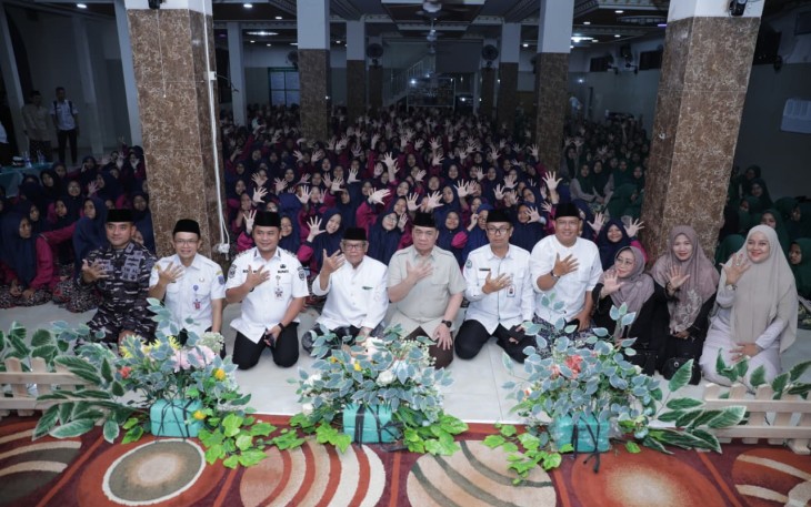 Wakil Menteri Desa dan Pembangunan Daerah (Wamendes PDT) Ahmad Riza Patria hadiri Peringatan Hari Santri 2025 yang digelar Pondok Tahfidh Yanbu’ul Qur’an 5 Tegal, Rabu (5/11)