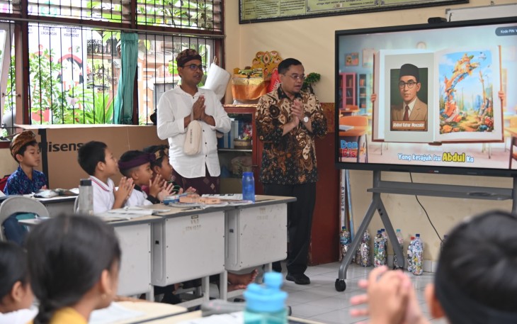 Direktur Jenderal Pendidikan Anak Usia Dini, Pendidikan Dasar, dan Pendidikan Menengah (Dirjen PAUD Dikdasmen), Gogot Suharwoto, menyempatkan diri menyapa para murid kelas 2 yang sedang belajar mata pelajaran PPKN
