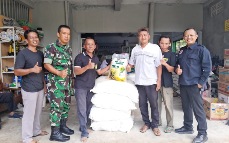 Penyaluran benih padi di wilayah desa binaan 