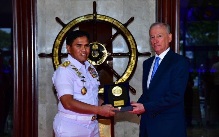 Kasal Laksamana TNI Muhammad Ali memberikan cenderamata, Jum'at (7/11)