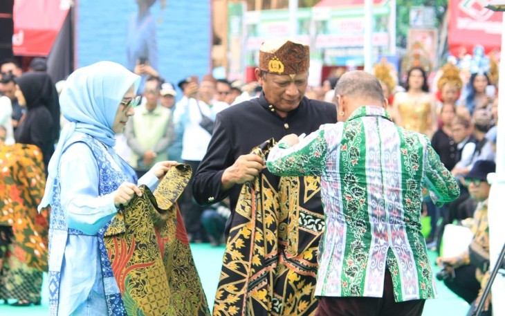 Kapolda Jatim Irjen Pol Nanang Avianto mengenakan pakaian tradisional 
