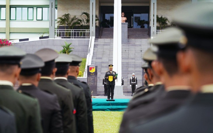 Kapoksahli Kodam XIII Merdeka saat membacakan amanat menteri sosial Republik Indonesia pada upacara peringatan hari pahlawan
