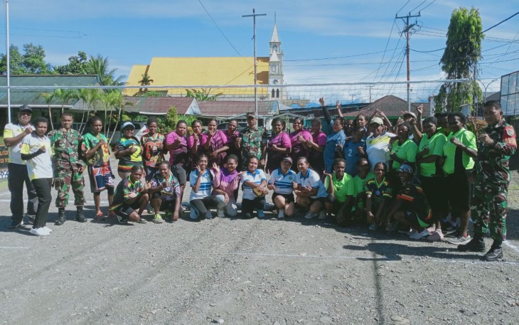 Foto bersama Koramil 1710-02/Timika bersama Warga dan tim voli