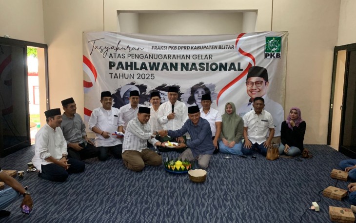 Kenduri Tumpengan dari Fraksi PKB DPRD Kabupaten Blitar Tandai Kesyukuran Atas Dianugerahkannya Pahlawan Nasional kepada Gus Dur Marsinah dan Syaikhona Kholil (Foto : ist.)