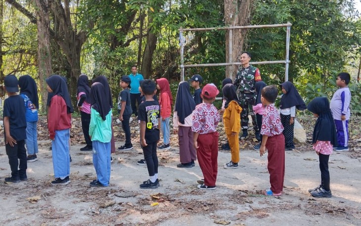 Tanamkan Disiplin Sejak Dini, Babinsa Koramil 14/Bringin Latih PBB Siswa Sekolah Dasar