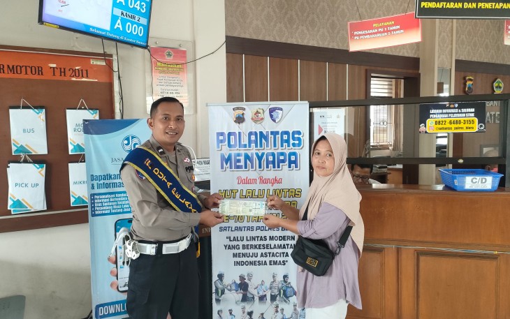 Anggota Satlantas Polres Blora Ipda Gunawan SH, saat melayani wajib pajak di Samsat Pembantu Cepu