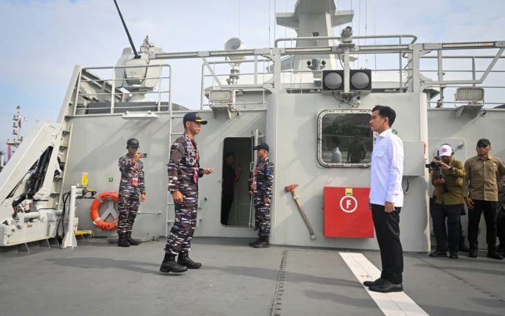 Wapres Gibran di atas geladak KRI Bung Karno-369, Selasa (18/11)