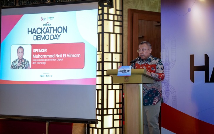 Deputi Bidang Kreativitas Digital dan Teknologi Kementerian Ekraf, Muhammad Neil El Himam, memberi sambutan pada acara  Demo Day Infinity Hackathon 2025 berlangsung di Satoo Garden, Shangri-La Hotel, Jakarta, Selasa (18/11/2025)