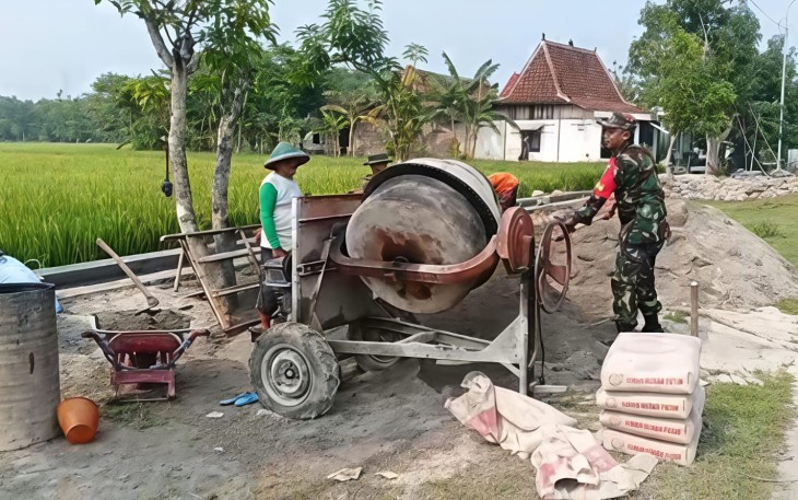 Babinsa Pilangkenceng Turun Tangan Dukung Pembangunan Sarana Irigasi di Desa Luworo