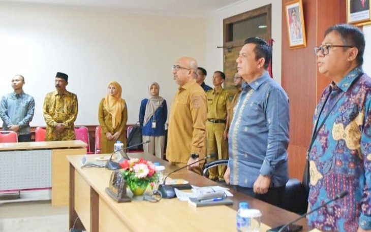Gubernur Kepulauan Riau H Ansar Ahmad memimpin rapat High Level Meeting Tim Pengendalian Inflasi Daerah (TPID) dan Tim Percepatan dan Perluasan Digitalisasi Daerah (TP2DD) yang digelar di Kantor Gubernur Kepri, Dompak, Senin (24/11/2025)